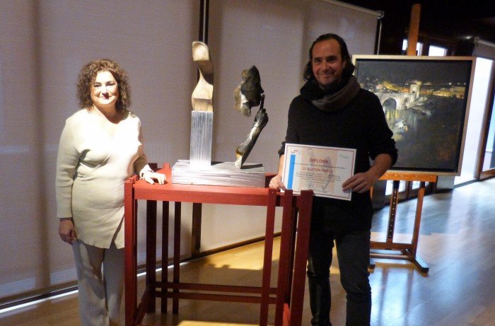 Cristina Cebas con el escultor Austión Tirado en la inauguración de 
