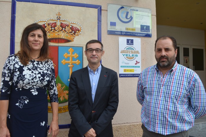 Fernando Muñoz, María José Ruiz y Miguel Millán en la visita al taller de empleo de Yeles