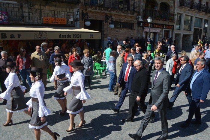 Álvaro Gutiérrez en el tradicional paseo del Domingo Gordo de Almorox junto a la Hermandad