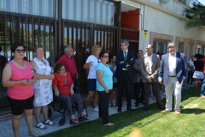 Imagen de Álvaro Gutiérrez y Teodoro Jiménez charlando con asistentes a la inauguración de la piscina