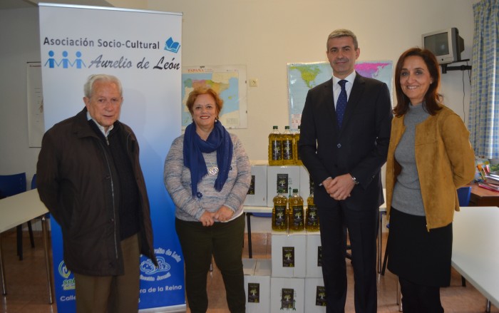 Imagen de Álvaro Gutiérrez entrega 500 litros de aceite a la Asociación Aurelio de León