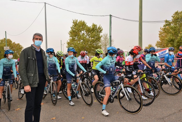 Junto al pelotón minutos antes de comenzar la primera etapa de la vuelta