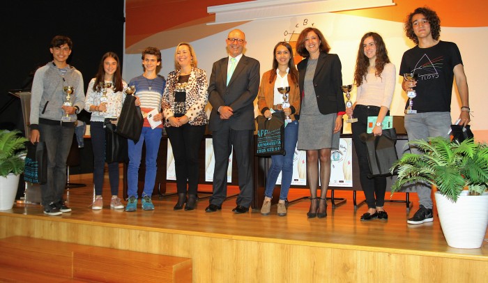 Imagen de Ana María Gómez con premiados y autoridades