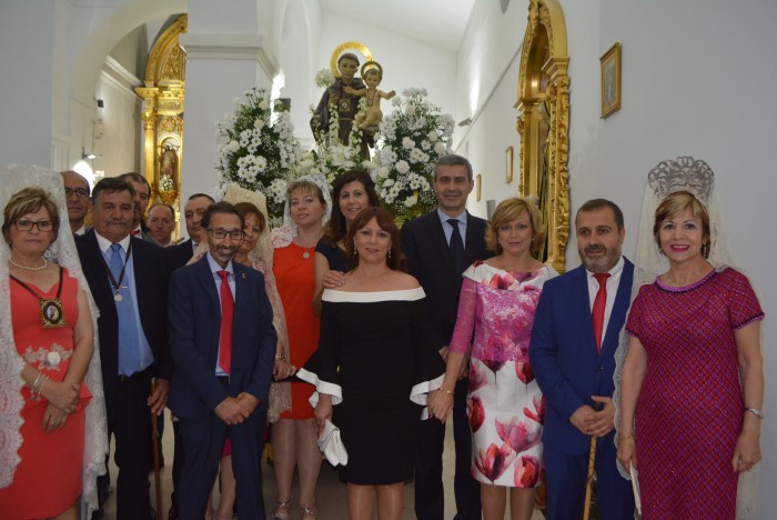 Imagen de Álvaro Gutiérrez junto a la alcaldesa de Yeles y las representantes de la Cofradía de San Antonio
