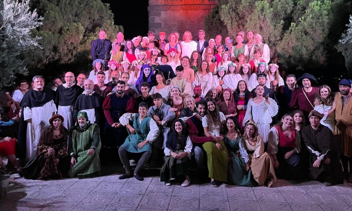 Imagen de Conchi Cedillo y Soledad de Frutos con los actores y actrices de Festival Celestina