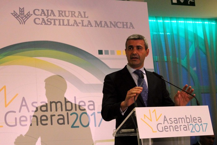 Álvaro Gutiérrez en un momento de su intervención en la cena de Caja Rural Castilla-La Mancha