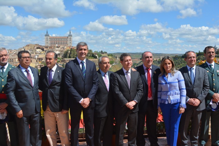Álvaro Gutiérrez con las autoridades asistentes a la Romería del Valle de Toledo