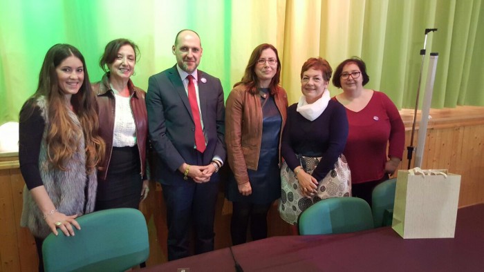 Imagen de Ana María Gómez con David Gómez y la alcaldesa de Cebolla, Silvia Díaz