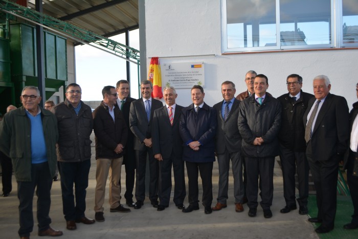 Imagen de Álvaro Gutiérrez con los asistentes a la visita la cooperativa 