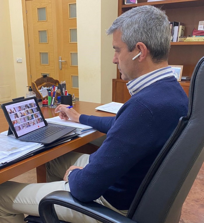 Imagen de Álvaro Gutiérrez durante la reunión de la Comisión de Diputaciones, Cabildos y Consejos Insulares