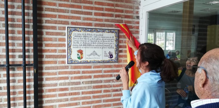 Imagen de Ana Gómez descubre una placa conmemorativa