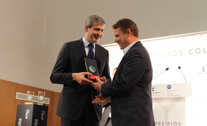 Álvaro Gutiérrez ha hecho entrega del premio que se ha concedido a Andrés Iniesta
