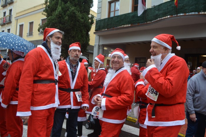 Imagen de Álvaro Gutiérrez junto a Papá Noel participantes en la carrera solidaria de Torrijos