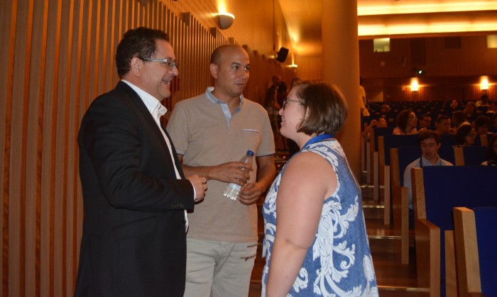 Imagen de Tomás Villarrubia charlando con Cristina Agudo