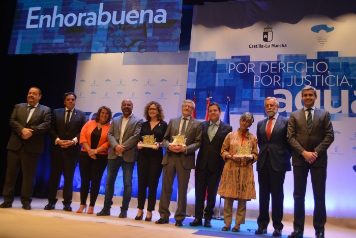 Imagen de Álvaro Gutiérrez junto a los participantes y premiados en el acto del Día Mundial del Agua