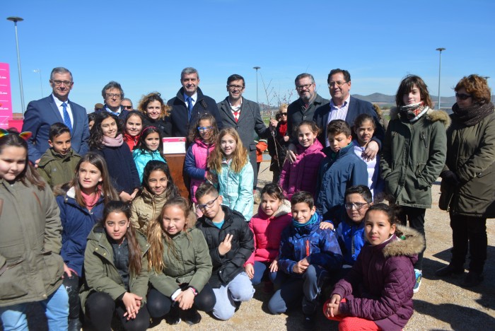 El presidente de la Diputación posa con los alumnos participantes en la plantación del olmo