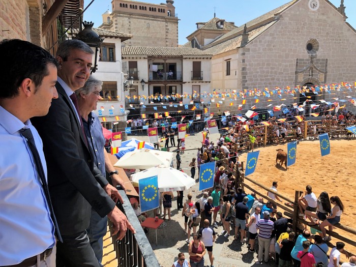 Imagen de Álvaro Gutiérrez e Ismael Pinel contemplando el acto taurino de las fiestas patronales