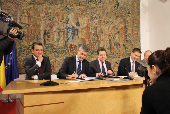 Imagen de Álvaro Gutiérrez, Emiliano García-Page y Santiago Cabañero firmando el convenio