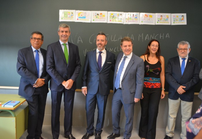 Imagen de Álvaro Gutiérrez en una de las aulas del nuevo colegio de Yuncler inaugurado hoy