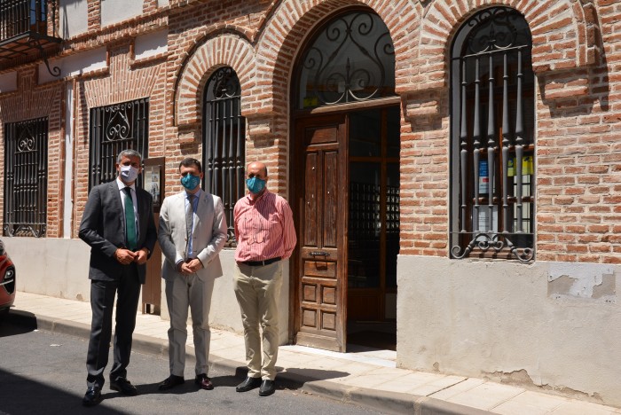 Álvaro Gutiérrez y Santi Vera ante el edificio donde se ubicará el 