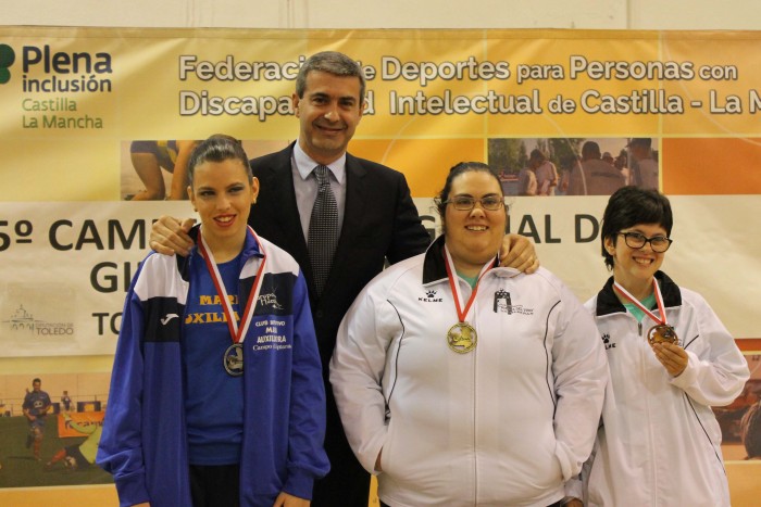 Imagen de Álvaro Gutiérrez con medallistas del Campeonato de Gimnasia Rítmica de FECAM