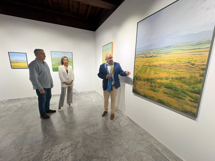 Tomás Arribas visitando la exposición