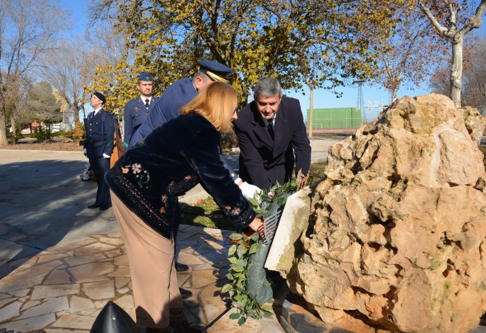 Imagen de Álvaro Gutiérrez deposita la corona en memoria de los caídos