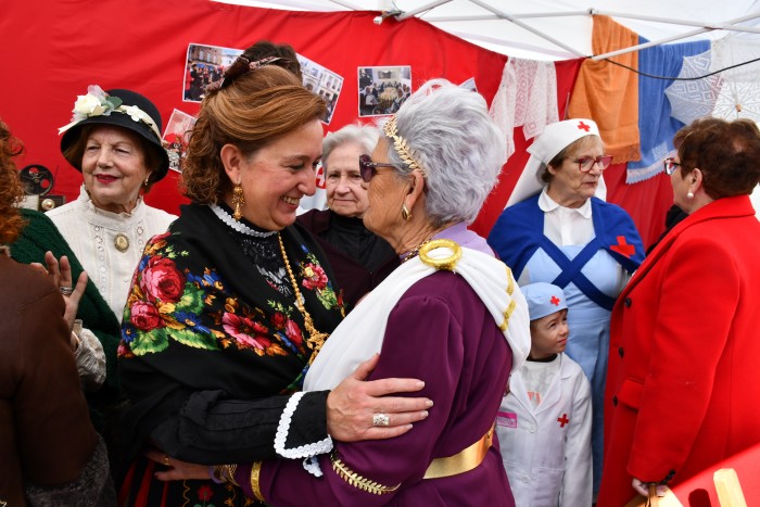 Cedillo con los participantes de la Feria de Artesanía de Castillo de Bayuela