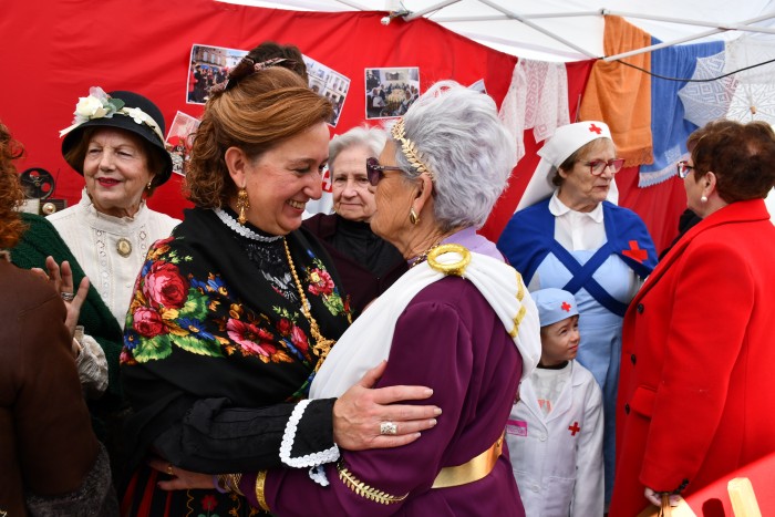 Imagen de Cedillo con los participantes de la Feria de Artesanía de Castillo de Bayuela