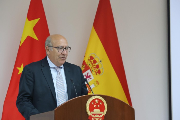 Imagen de Del Castillo en la embajada China