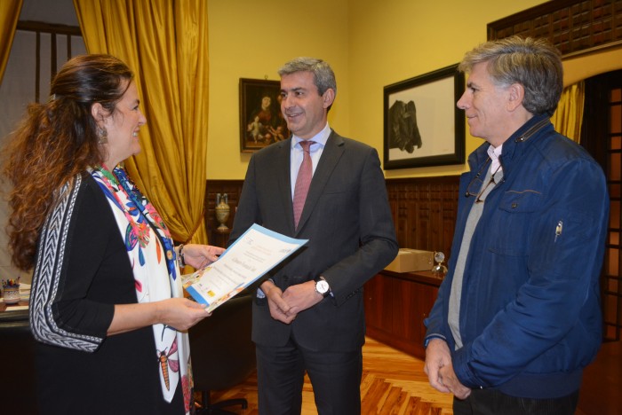 Imagen de Álvaro Gutiérrez recibiendo el premio de UNICEF al programa de prevención del mal uso de tecnologías