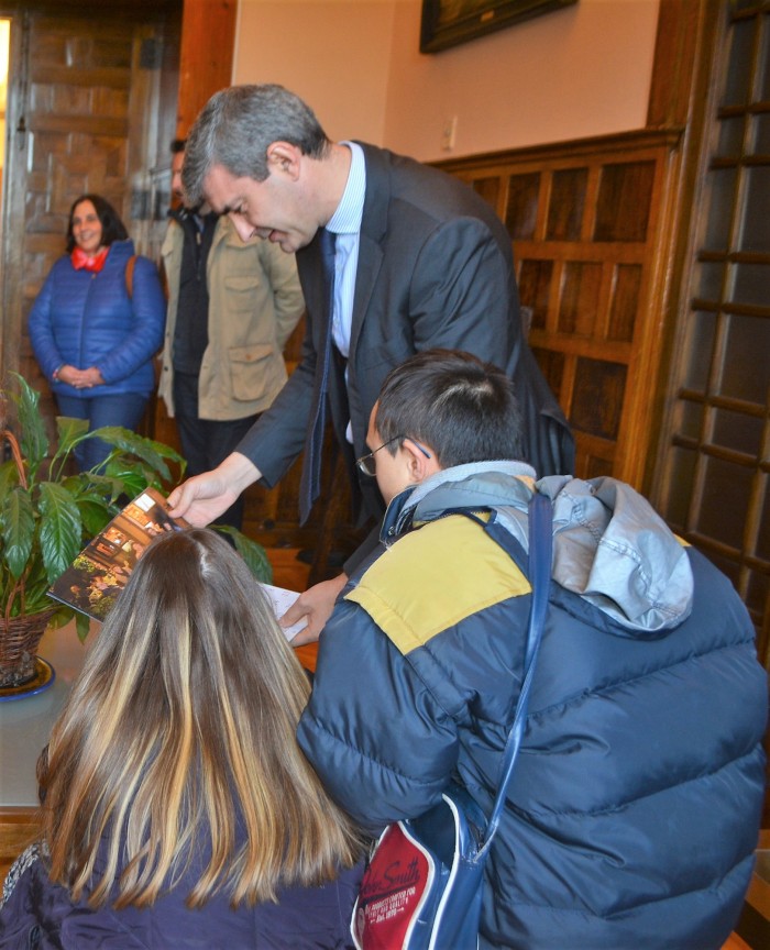 Imagen de Álvaro Gutiérrez comentando las fotos del calendario de Down Toledo