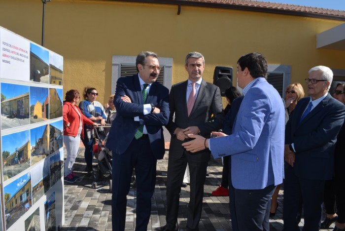 Imagen de Los asistentes a la inauguración con el alcalde de Casarrubios del Monte