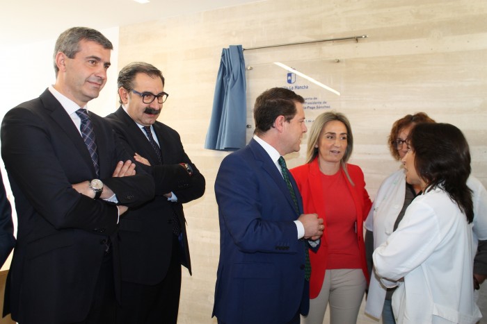 Álvaro Gutiérrez junto a Emiliano García-Page en la inauguración del centro médico de Azucaica