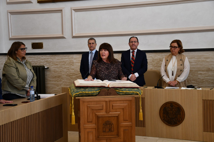 Toma posesión diputada. Pleno Diputación de Toledo