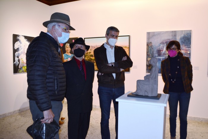 Álvaro Gutiérrez visitando la exposición