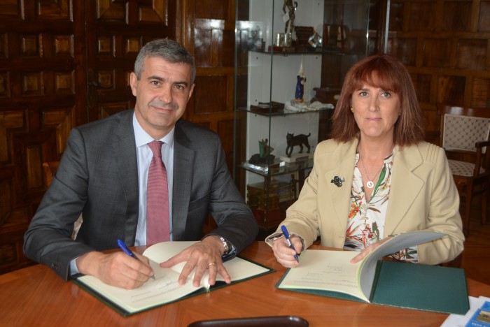 Imagen de Álvaro Gutiérrez y Ana Cabello firman el convenio de colaboración para apoyar a ADACE en 2018