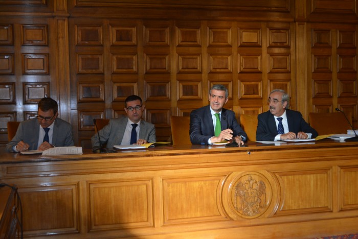 Imagen de Álvaro Gutiérrez y Fernando Muñoz en la presidencia del Pleno celebrado hoy