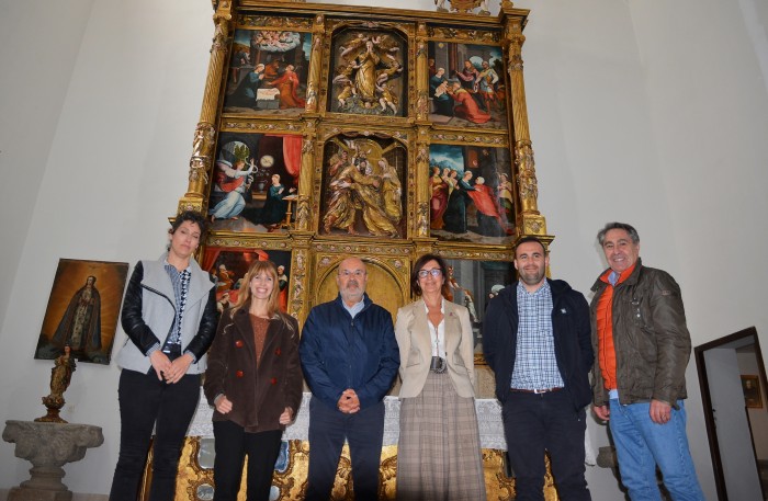 Imagen de Ana Gómez y Juan Morcillo con lesponsables de la restauración de la tabla de Correa de Vivar