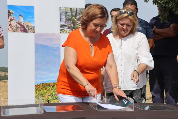 Imagen de Cedillo coloca la primera piedra del hábitat del lince