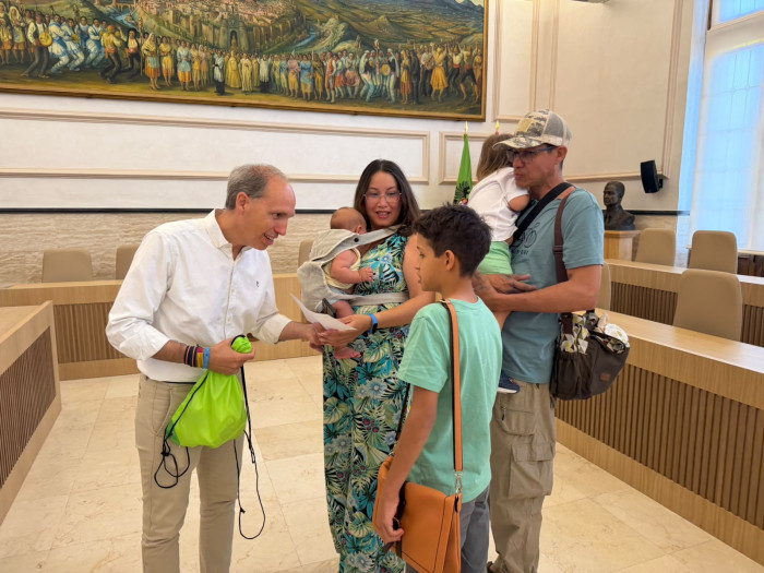 Daniel Arias con las familias