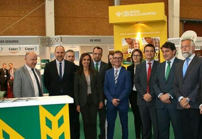 Flora Bellón junto a las autoridades asistentes a la inauguración