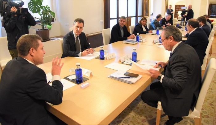 Imagen de Álvaro Gutiérrez en la reunión de coordinación con el presidente de Castilla-La Mancha