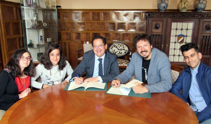 Imagen de Tomás Villarrubia, Andrés Martínez y los chicos elegidos para trabajar en la Diputación de Toledo