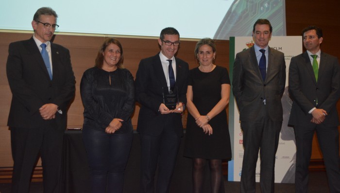 Imagen de Fernando Muñoz recogiendo el premio del Colegio Oficial de Ingenieros Informáticos a la Diputación