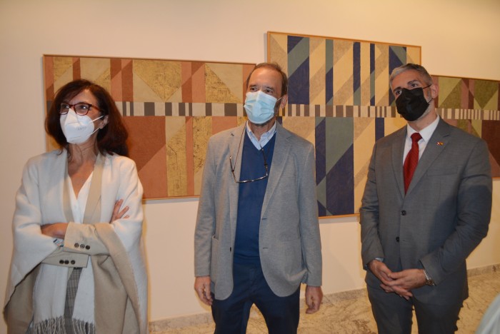 Ana Gómez visitando la exposición con el artista y el consejero cultural