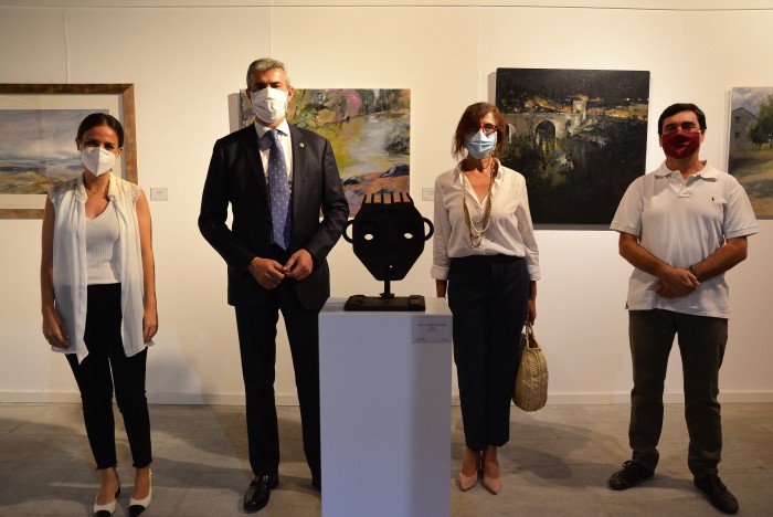 Imagen de Álvaro Gutiérrez y Ana Gómez junto al equipo de Cultura de la Diputación en la exposición