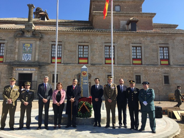 Imagen de Álvaro Gutiérrez, junto a las autoridades, ante el Convento Franciscano donde se ha rendido homenaje