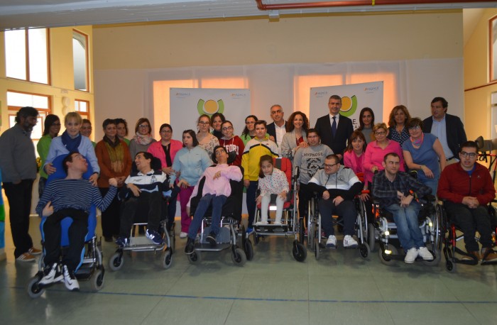 Imagen de Álvaro Gutiérrez con usuarios, trabajadores y responsables de APACE Talavera de la Reina