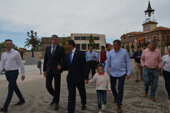 Imagen de Álvaro Gutiérrez y el alcalde de Mejorada paseando por la localidad